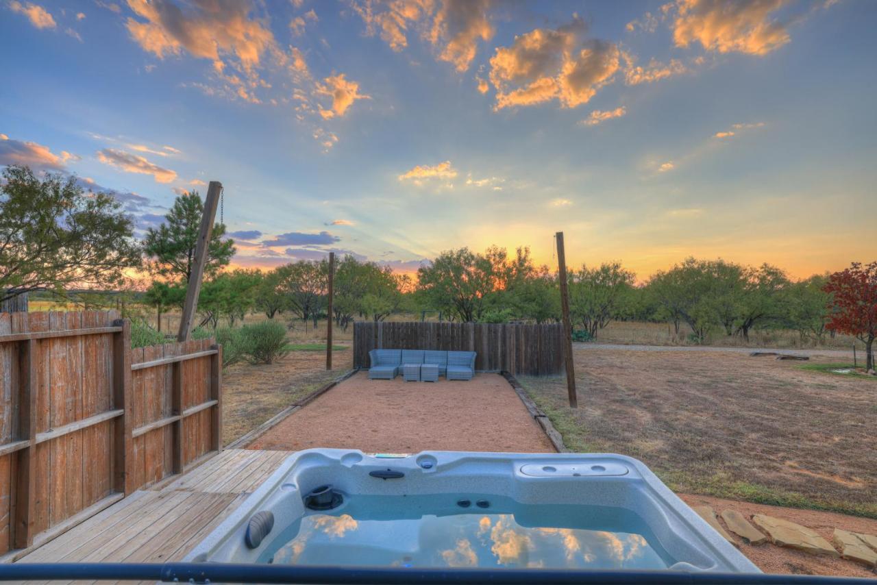 Vaughan W/Hot Tub And Grill Фредериксберг Экстерьер фото